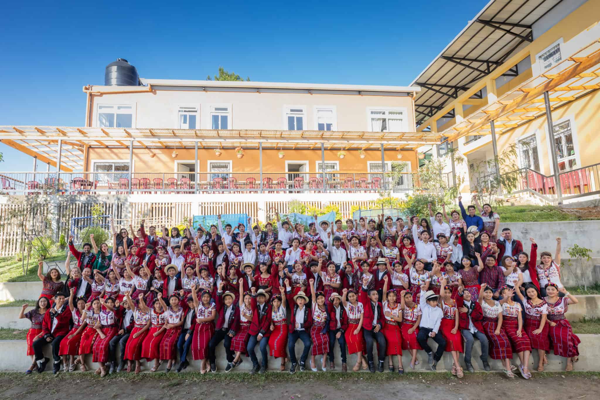 Students at Colegio Horizontes pose for a group photo in front of the school building.